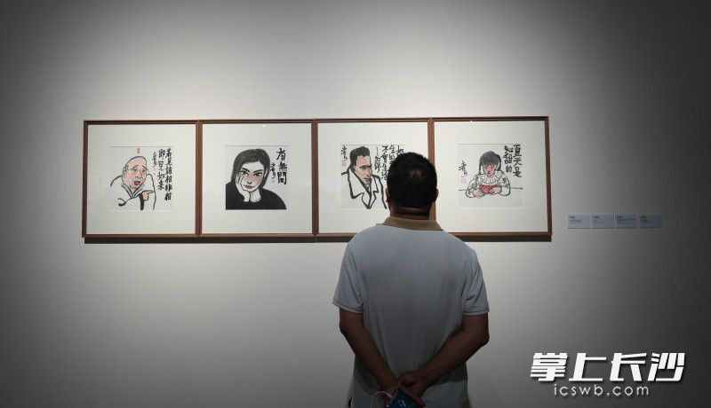9月21日，“不一定是这 不一定是那——何立伟、林乐伦作品展”在长沙美术馆开幕，市民正在观看展览。均为长沙晚报全媒体记者 邹麟 摄