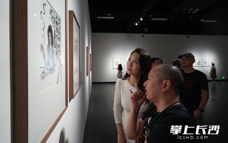 9月21日，“不一定是这 不一定是那——何立伟、林乐伦作品展”在长沙美术馆开幕，市民们正在观看展览。长沙晚报全媒体记者 邹麟 摄