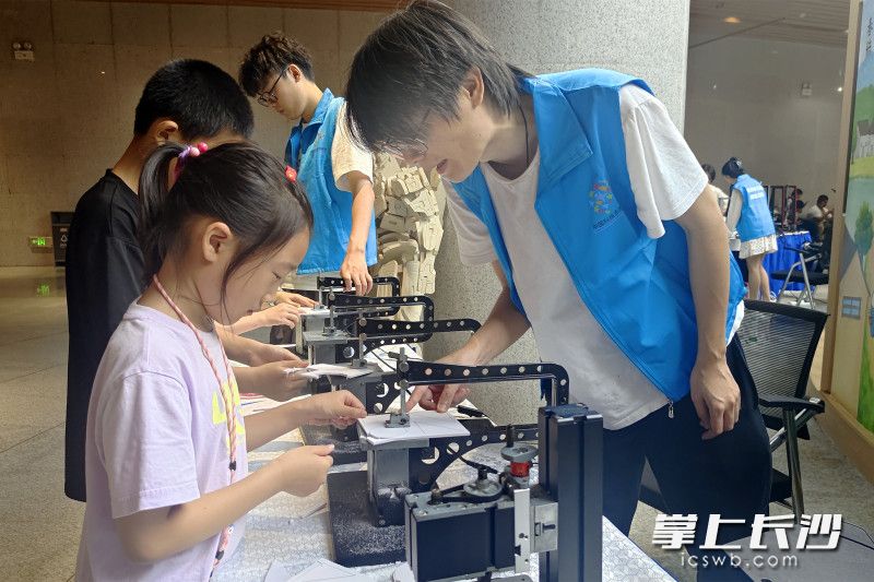 创客体验区，孩子们动手体验模型切割。
