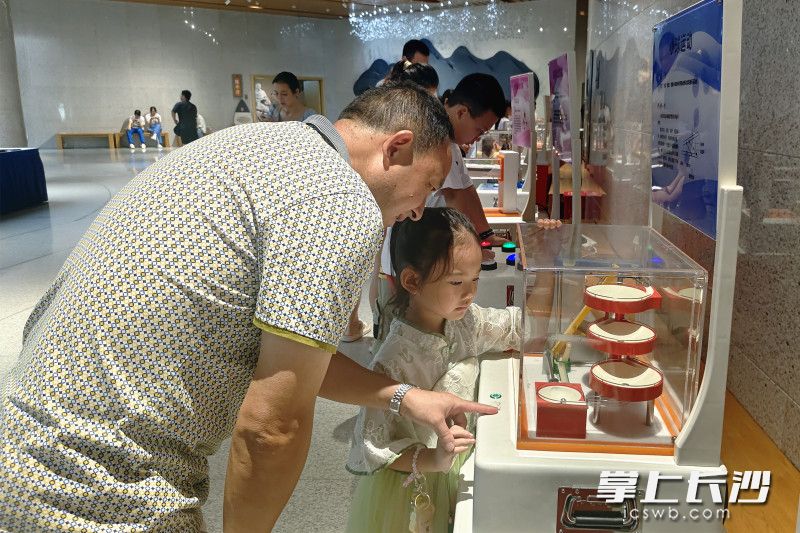有趣的科普装置吸引大朋友、小朋友一探究竟。