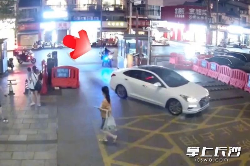 特警铁骑为孕妇开出“生命通道”。