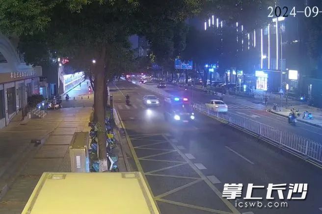 警车开道进行紧急救援。图片均为长沙晚报通讯员 谭怡里 提供