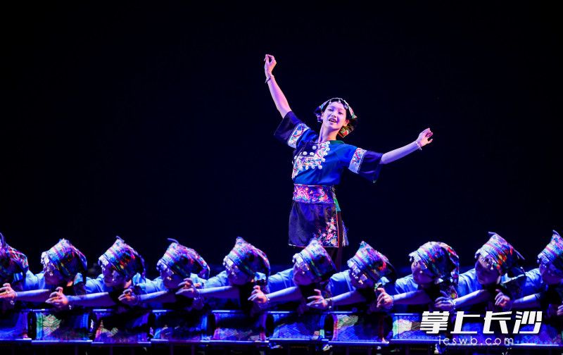 第十四届全国舞蹈展演入选舞蹈、优秀社科普及文艺作品《锦绣十八洞》。 第十四届全国舞蹈展演入选舞蹈、优秀社科普及文艺作品《锦绣十八洞》。