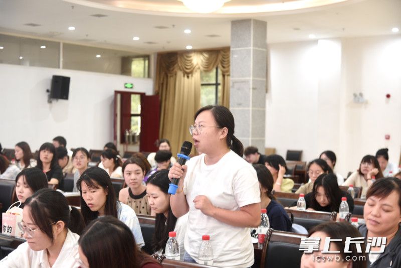 学员与老师进行互动。