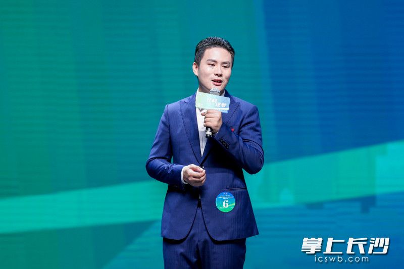 自主命题讲解结束后,评委向选手贺中鼎进行提问,贺中鼎作答。 自主命题讲解结束后,评委向选手贺中鼎进行提问,贺中鼎作答。