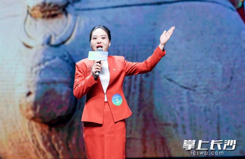 选手卢雅靖讲述了《一封特殊的求援信》。 选手卢雅靖讲述了《一封特殊的求援信》。