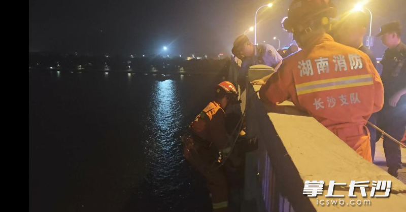 芙蓉消防成功营救跳河轻生男子。 芙蓉消防成功营救跳河轻生男子。