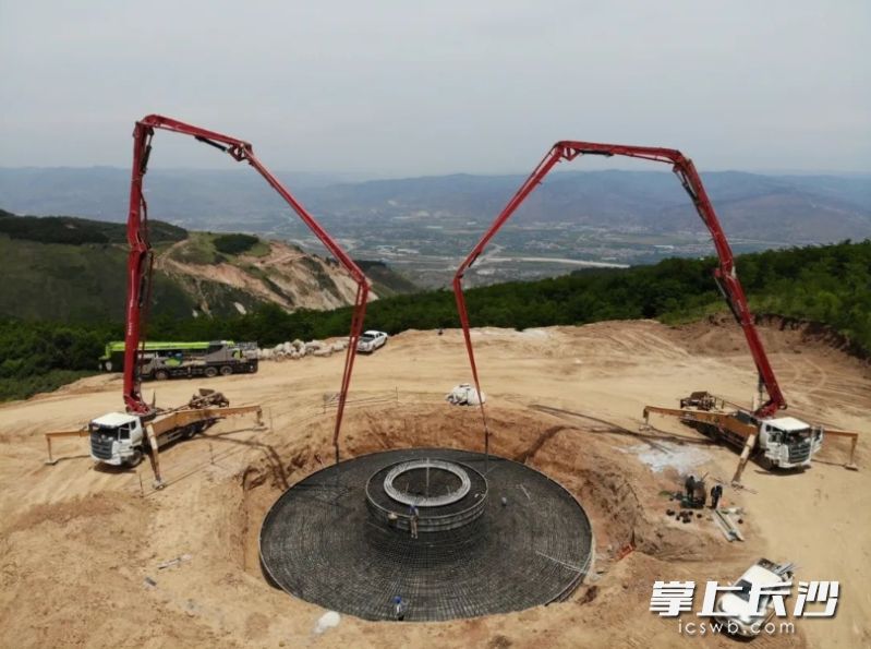 三一重工混凝土泵车在天水市的麦积区新阳五龙100MW风力发电项目现场施工。
