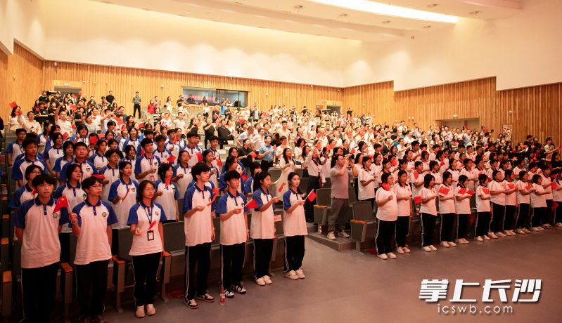 现场共唱《歌唱祖国》。