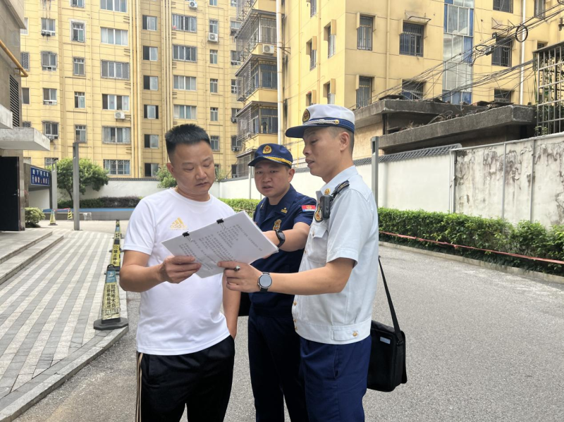 图为芙蓉大队消防监督员现场指导酒店负责人整改隐患。