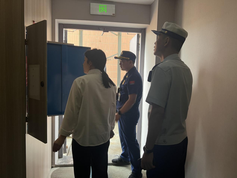 图为芙蓉消防监督员检查酒店消防设施情况。均为长沙晚报通讯员供图