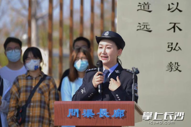 陈慧在校园进行反诈宣传。均为受访者 供图