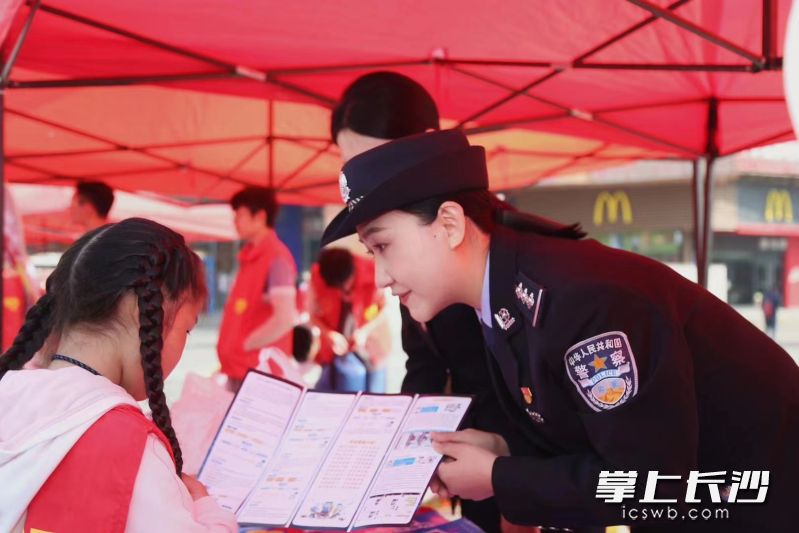 陈慧在进行反诈宣传。