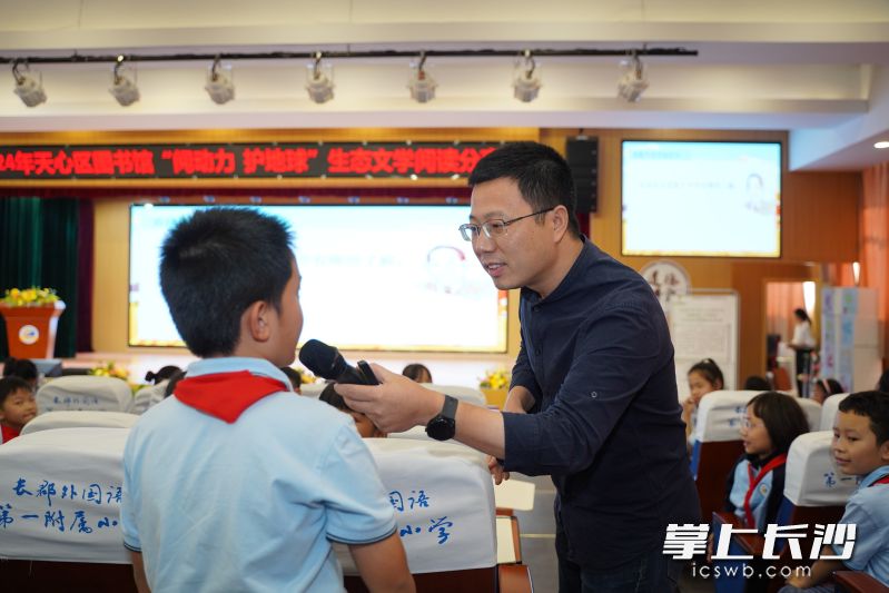 活动现场，师生积极互动，交流阅读感受。