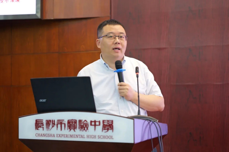 北京化工大学生命科学与技术学院党委书记、教授、博导曹辉面向高一学生做题为《大规模生物制造业产业即将到来》的讲座。