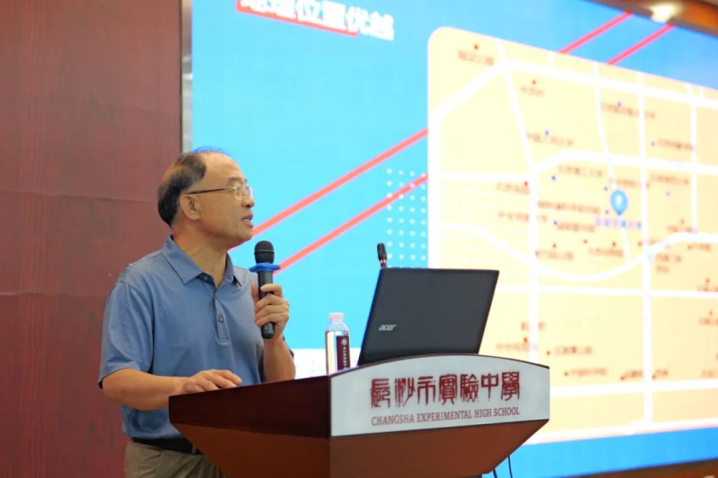 北京交通大学湖南招生组组长杨文考教授介绍情况。