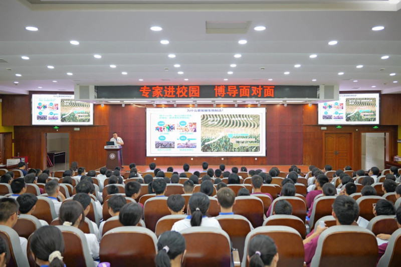 近日北京交通大学、北京化工大学教授团队来到长沙市实验中学进行优质生源基地授牌仪式。均为长沙晚报通讯员 刘懿夫 摄