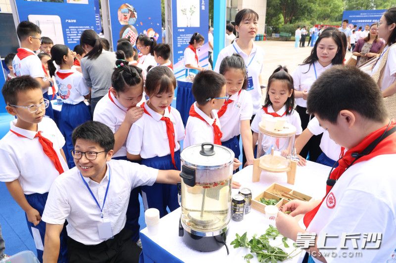 一系列科技活动陆续展开，旨在让孩子们更深入地了解科学和科学家精神，为他们的心中种下更多的科技种子。长沙晚报通讯员 王仲野 摄