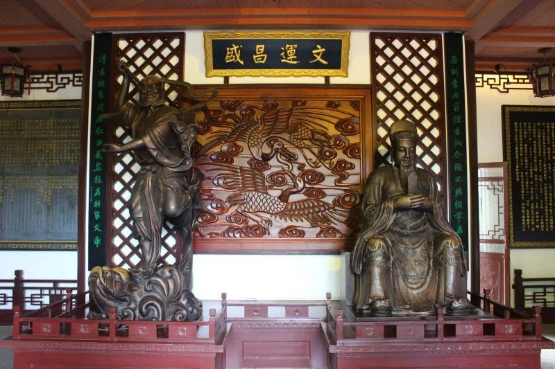 天心阁文昌帝君、魁星像陈列展示厅中，两边石柱牌匾上刻有曾国藩题写的对联。图片来源：长沙市天心阁管理处官方网站