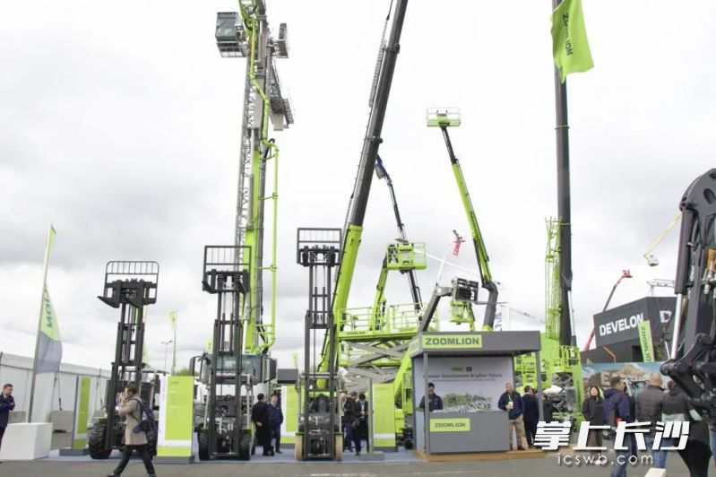 2024法国工程机械展中联重科展区的高人气。受访者供图