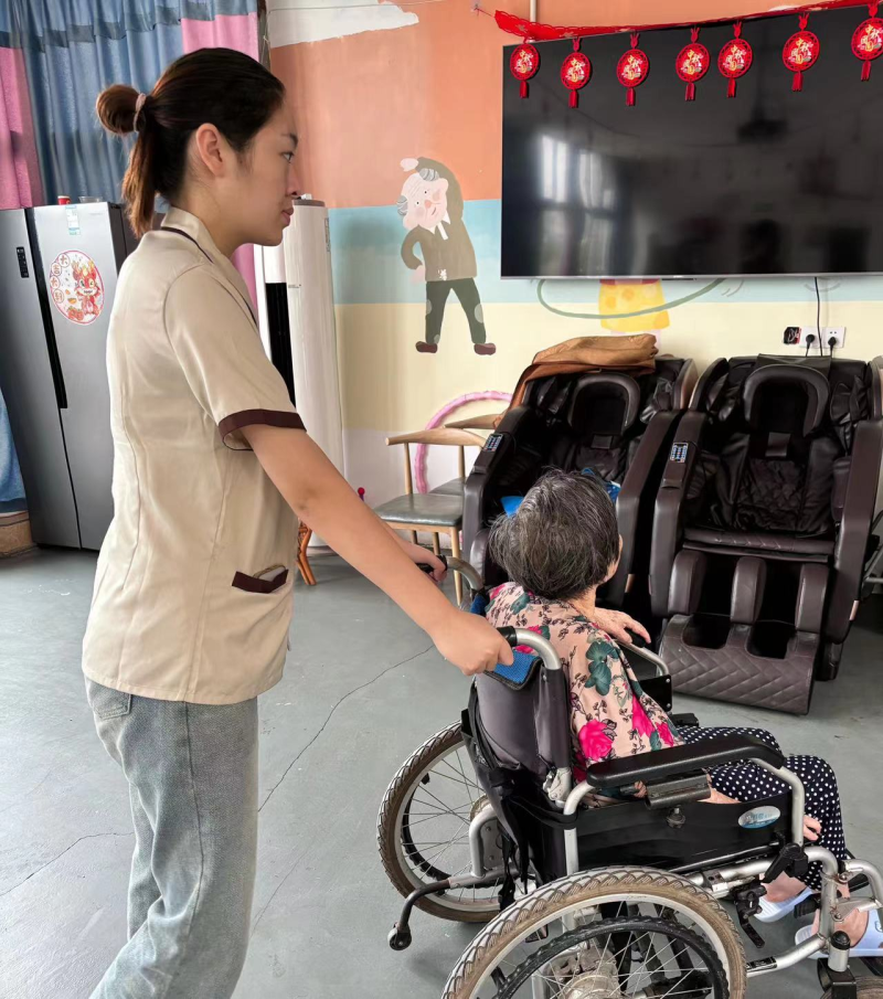 易湘在实习工作中。