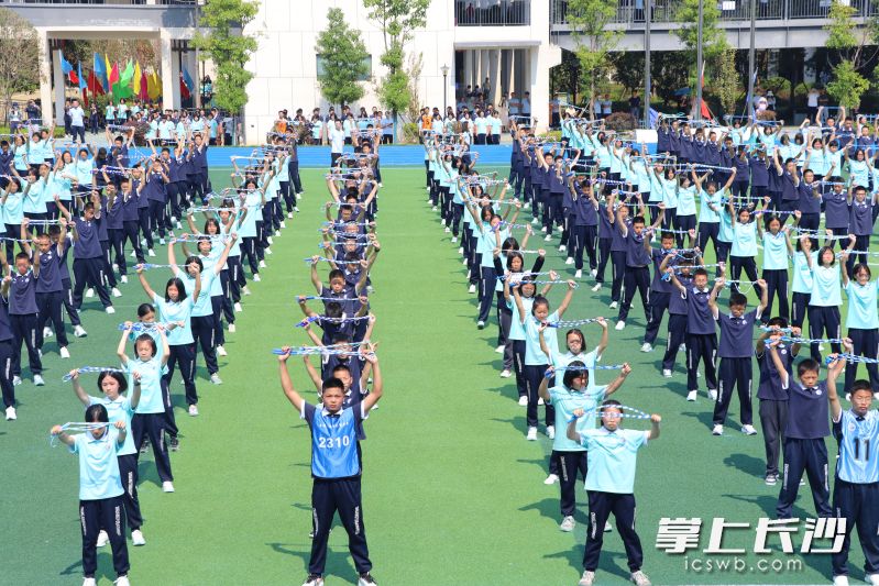 八年级的1300余名“雷小锋”进行精彩的大课间展示。