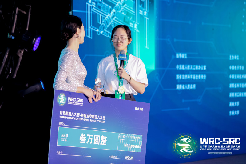 颁奖典礼上，创意概念组特等奖获得者谈自己的获奖感受。