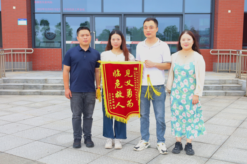 市民罗先生（右二）来到长沙卫生职业学院赠送锦旗致谢。均为长沙晚报通讯员 戴伟 陈江 供图
