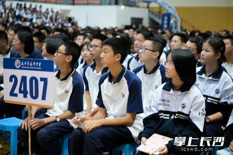学子们认真听讲做笔记中。