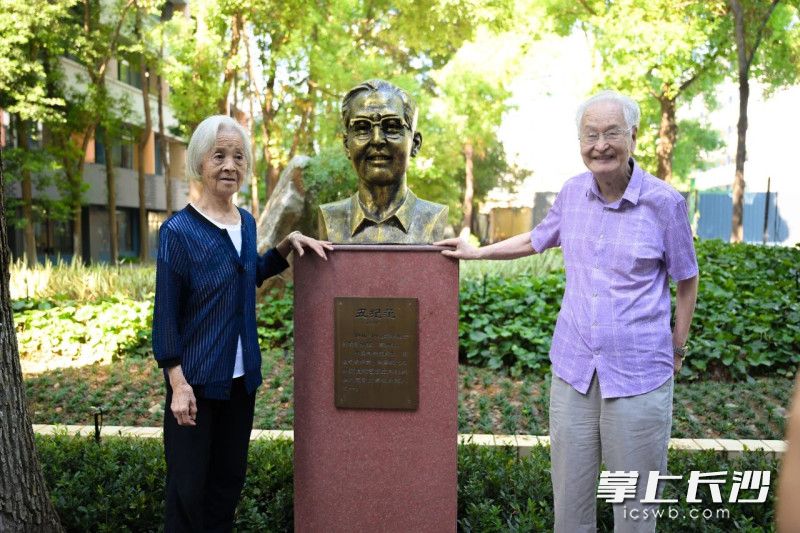 丑纪范院士与夫人在长郡中学院士路自己的铜像前合影。长沙晚报通讯员 范嘉树 陈灿豪 摄影报道