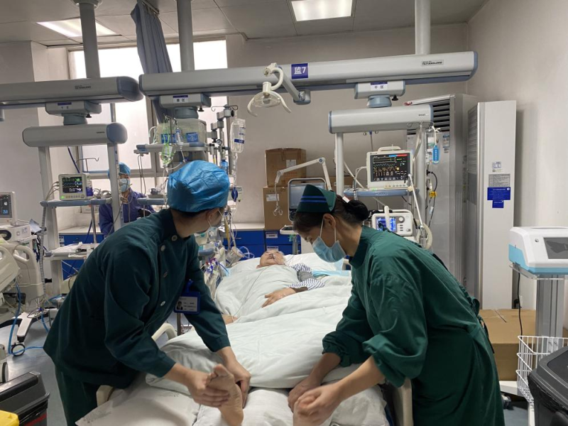 经过医护人员的精心救治，目前老人的病情基本稳定。医院供图