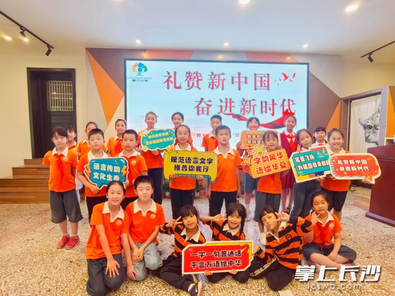 同学们积极参加“礼赞新中国 奋进新时代”经典诵读展示活动。