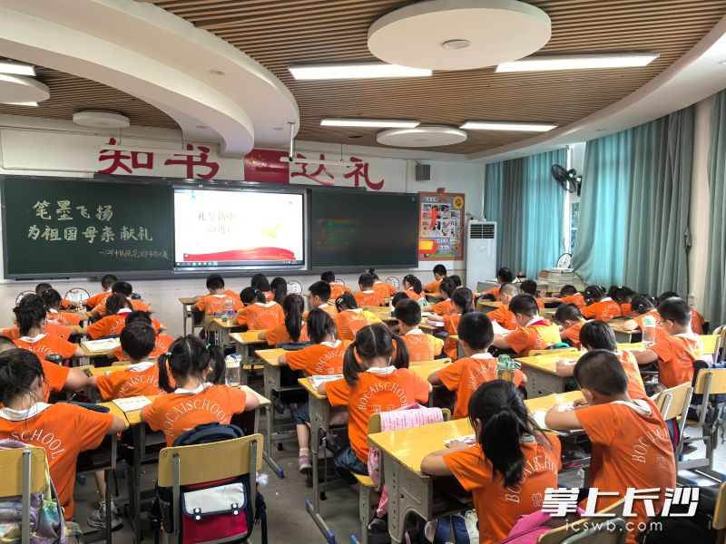 同学们正在进行“笔墨飞扬 为祖国母亲献礼”规范汉字书写比赛。