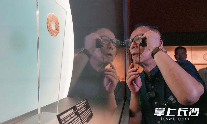 长沙博物馆吸引了易中天等众多名人观展。长沙晚报全媒体记者 邹麟 摄