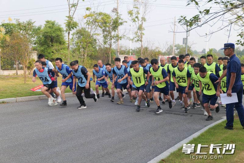 图为消防比武竞赛现场。