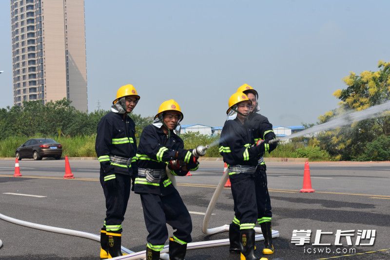 图为消防比武竞赛精彩瞬间。均为长沙晚报通讯员供图