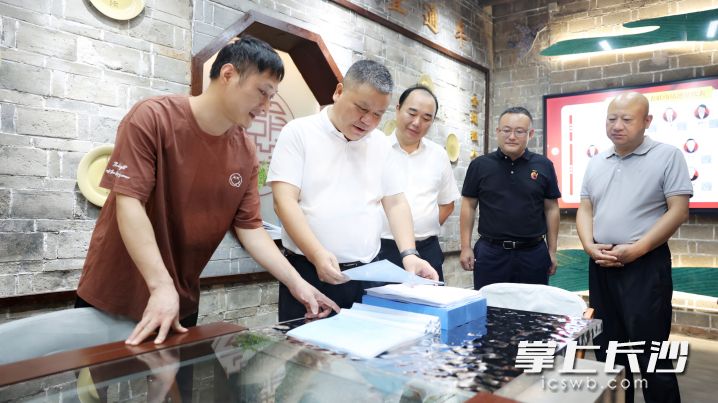 陈刚走进铜官街道舜子屋人大代表联络站开展联系群众活动。长沙晚报全媒体记者 盛磊 摄