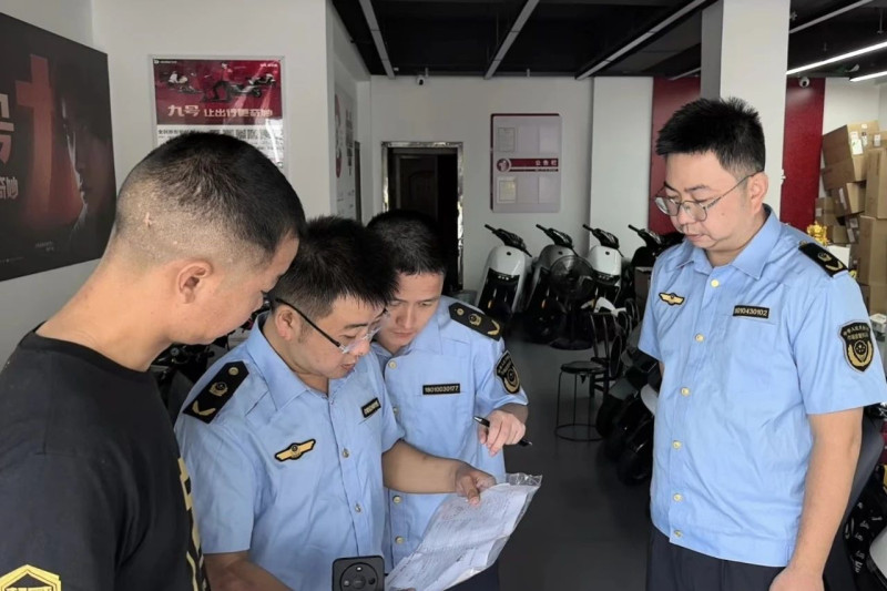 长沙市和开福区市场监管局联合开福区交警部门，对辖区电动自行车销售门店进行质量安全检查。长沙晚报通讯员 海花 供图
