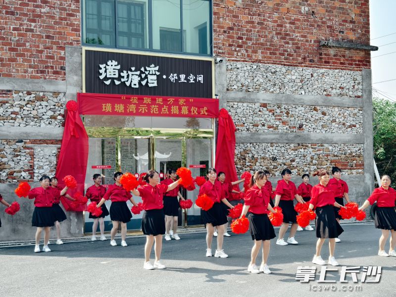 活动现场,村民们自发组织跳起广场舞。 长沙晚报通讯员 郑婷 摄 活动现场,村民们自发组织跳起广场舞。 长沙晚报通讯员 郑婷 摄