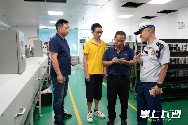 图为长沙经开消防在进行国庆节前消防安全检查。长沙晚报通讯员供图