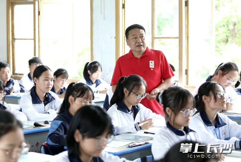 黔阳一中生物正高级教师杨忠的示范课堂。 长沙晚报通讯员 张霞 摄
