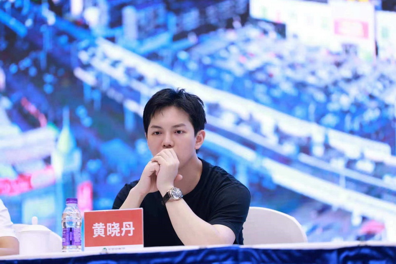 万家丽集团总经理黄晓丹出席会议