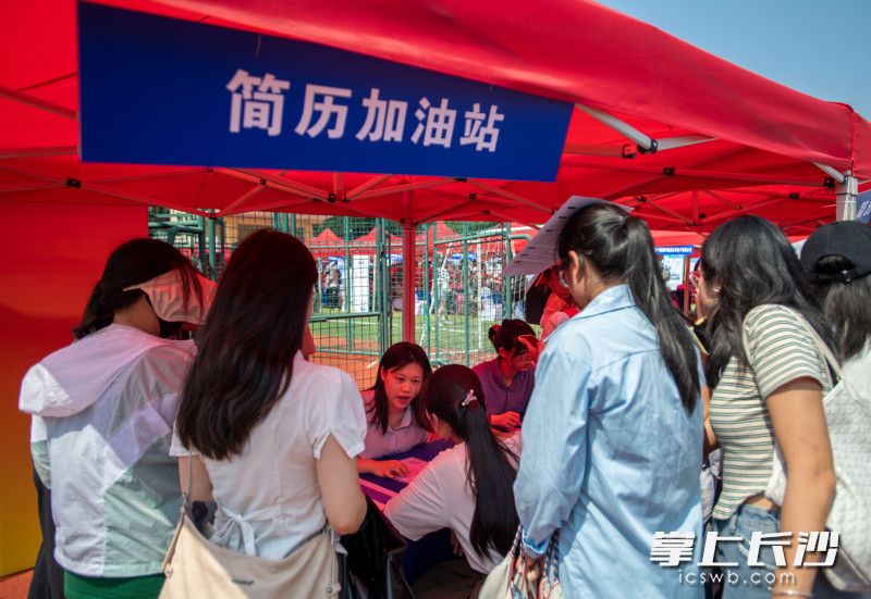 学校在供洽会现场设立“简历加油站”、就业创业政策咨询服务台等平台，向学生提供就业相关服务。