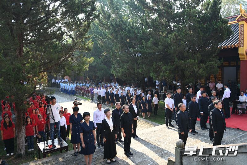 循三献古礼，献官依序完成初献、亚献、终献、分献、望燎等传统祭祀仪程，以此礼敬孔子等古代先贤。