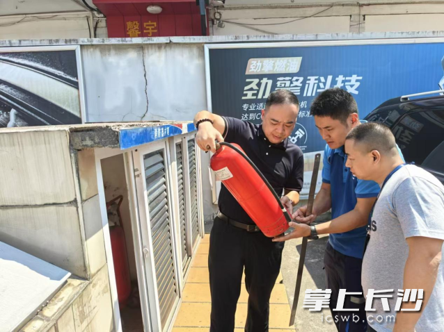 工作组重点查看了安全基础设施，检查消防设施是否完好等。均为长沙晚报通讯员 秦晓阳供图