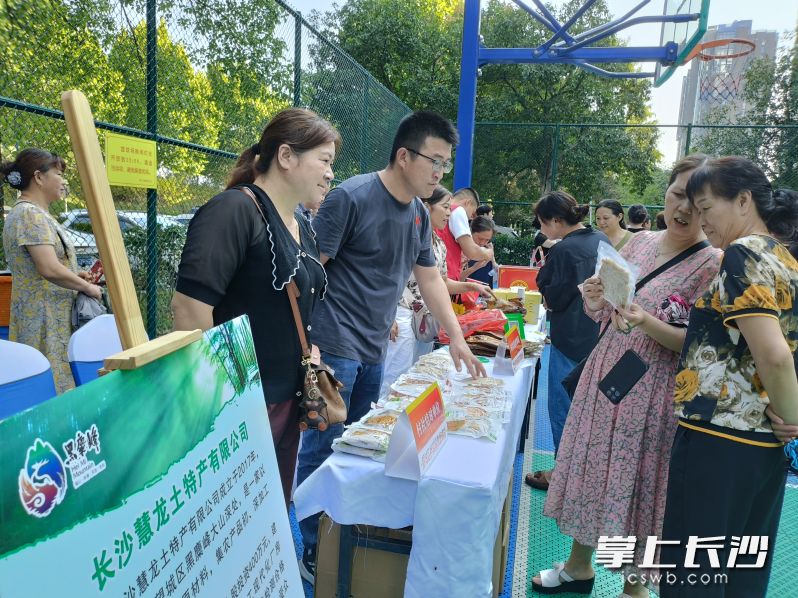 今天，黑麋峰的土货进城了。长沙晚报全媒体记者 朱华摄