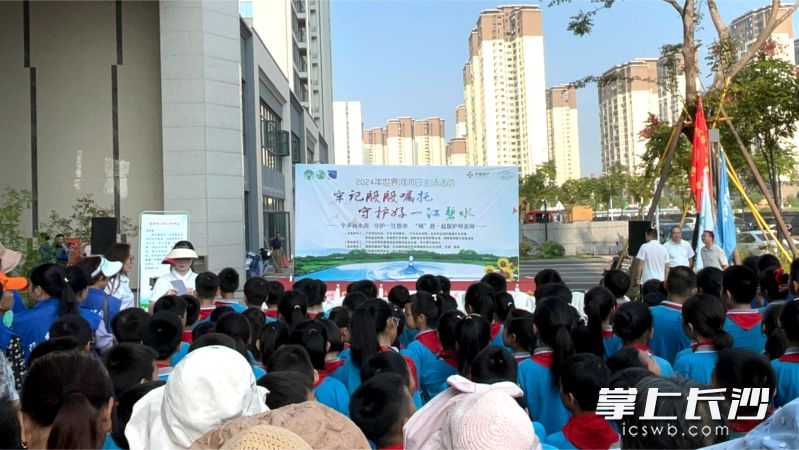 9月29日，宁乡市开展“牢记殷殷嘱托 守护好一江碧水”2024世界河流日宣传活动，近千名环保志愿者和闻讯而来的市民参加。长沙晚报全媒体记者 张禹 通讯员 刘梓琦 许颂坚 摄影报道