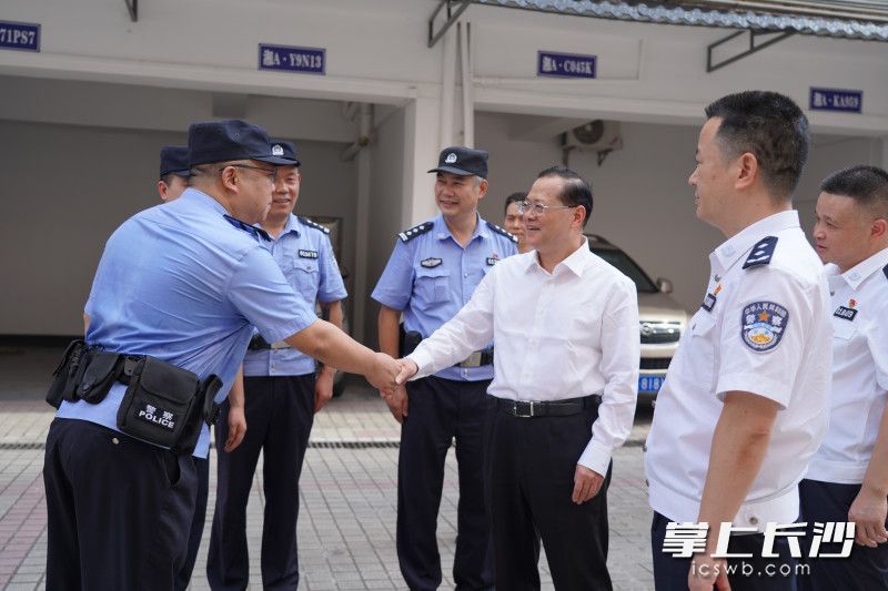 张敏在芙蓉区督导检查国庆假期节前安全稳定工作。 长沙晚报通讯员 湛焱 摄