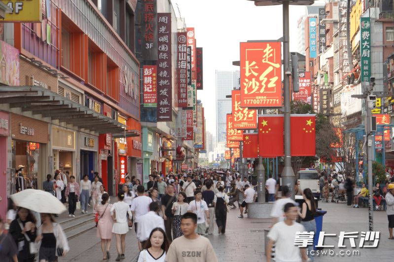黄兴南路步行商业街。 
