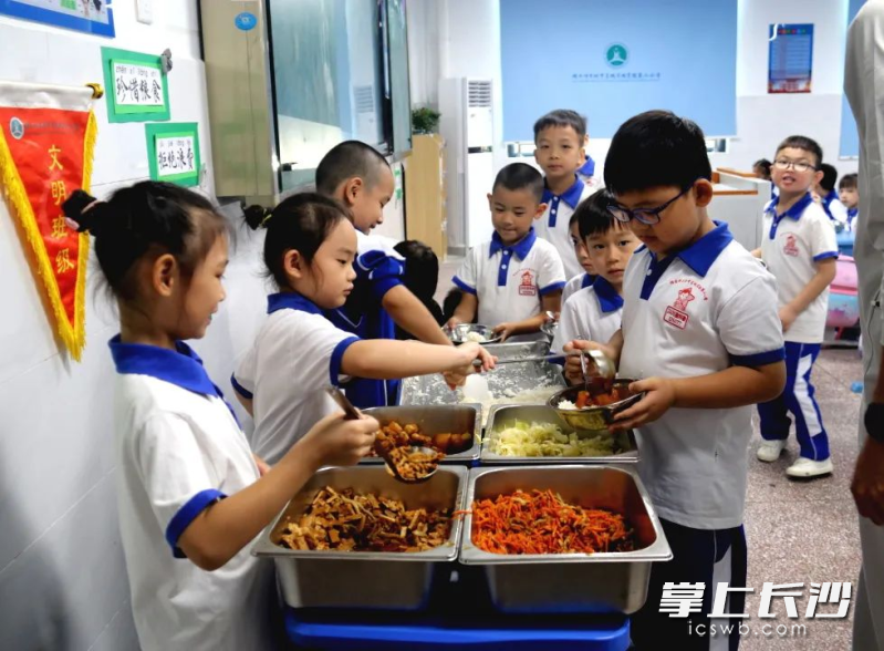“雷小锋”们自主分餐、有序取餐、安静就餐。
